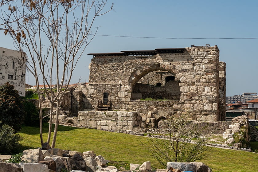 نمایی از حمام رومی در سایت باستانی آگورا. منبع عکس: Smyrnaagorasi.com، عکاس: نامشخص 