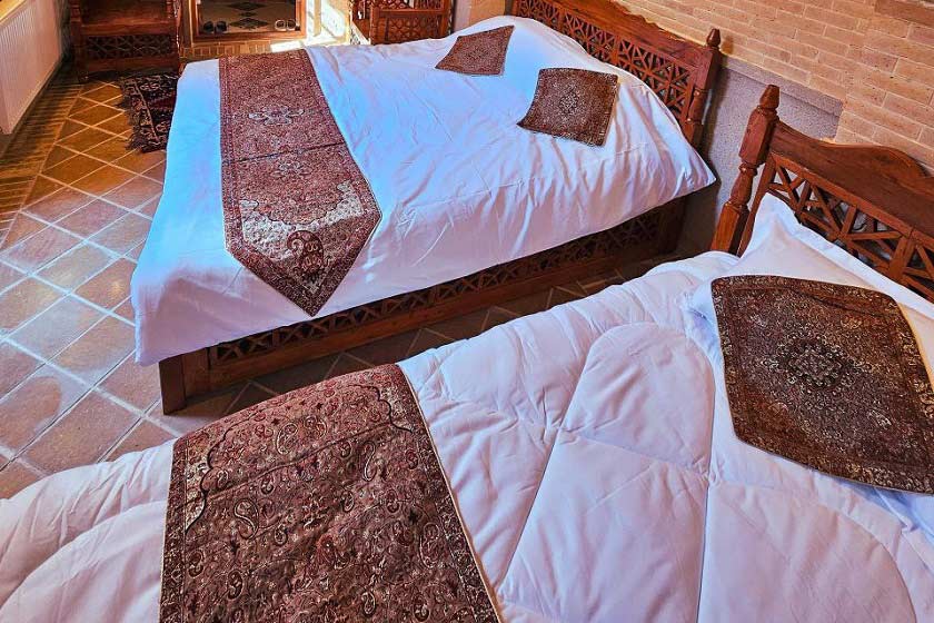 اقامتگاه سنتی عمارت جهانشاهی شیراز - اتاق آزین