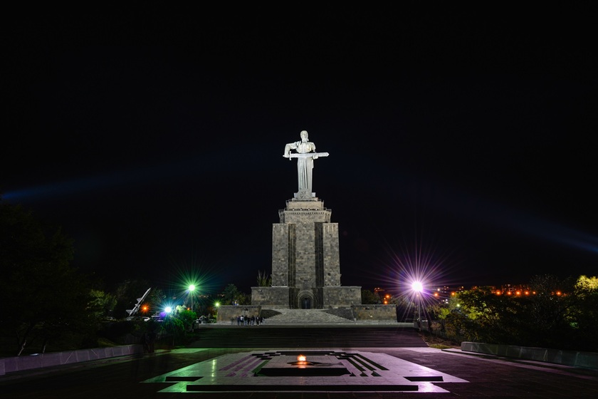 مجسمه مادر ایروان در شب. منبع عکس: Traveltoarmenia.am