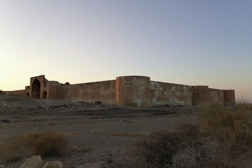 کاروانسرای قصر بهرام. منبع عکس: گوگل مپ. عکاس: Hesam Maleki
