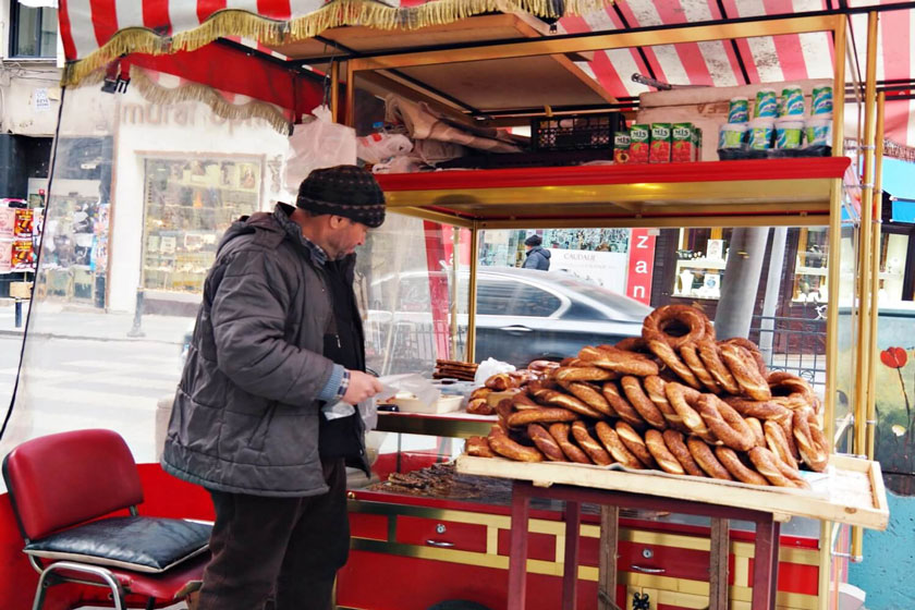 سیمیت خیابانی استانبول. منبع عکس: وبسایت moganddogtravels.com. عکاس: نامشخص