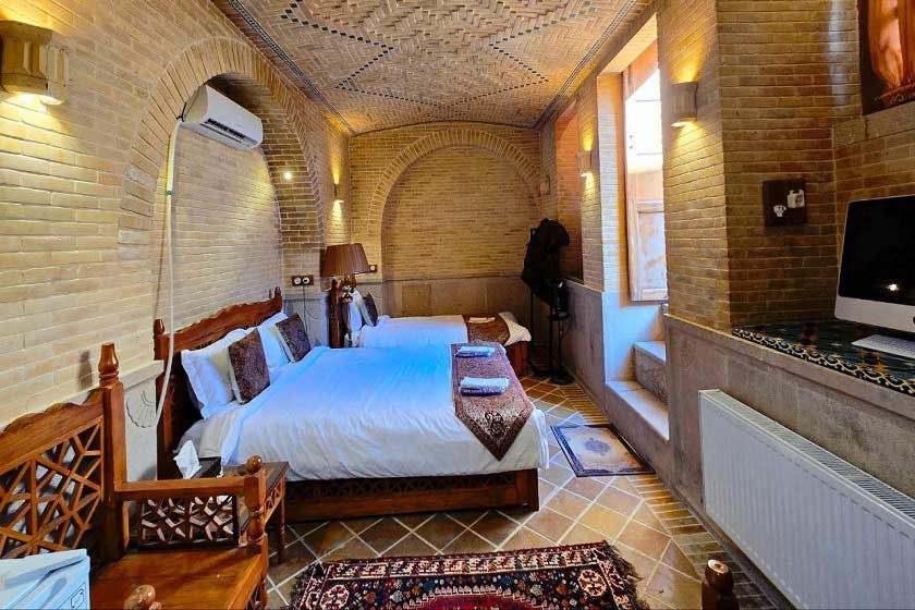 اقامتگاه سنتی عمارت جهانشاهی شیراز - اتاق آزین