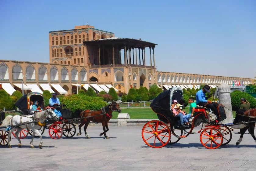 درشکه های میدان نقش جهان. منبع عکس: گوگل‌مپ. عکاس: علیرضا ملکیان