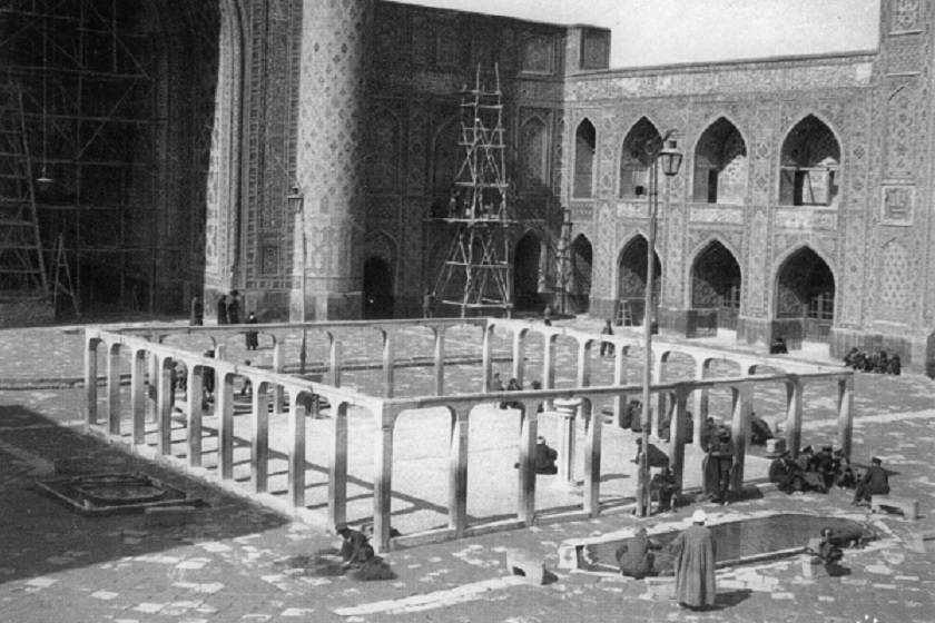 عکس قدیمی از مسجد پیرزن در میان صحن مسجد گوهرشاد. منبع عکس: Razavi.Ir. عکاس: نامشخص