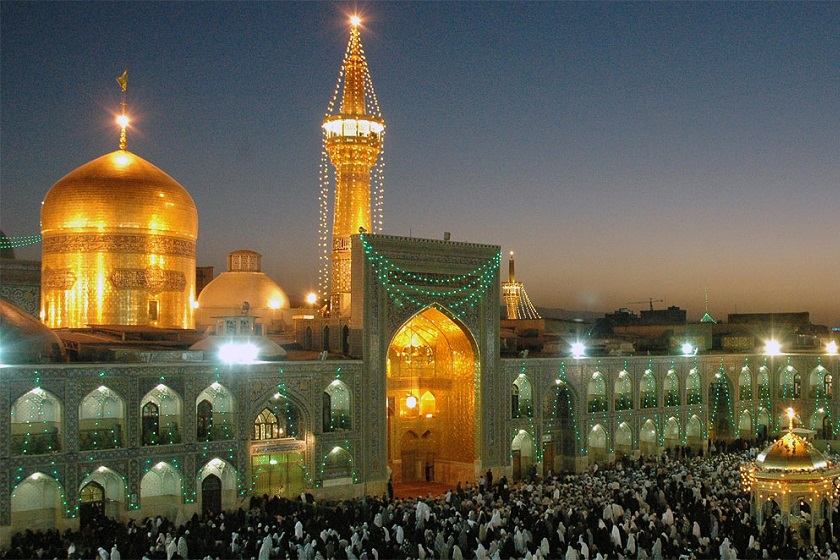 نمایی از گنبد صحن انقلاب و گنبد و گلدسته‌های طلای امام رضا (ع). منبع عکس: ویکی پدیا. عکاس: Kamranazad