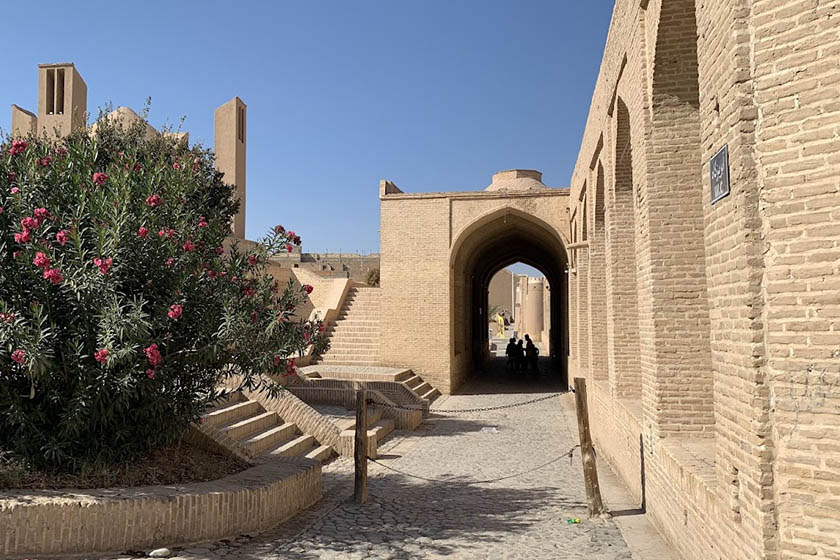 کاروانسرای شاه عباسی میبد. منبع عکس: گوگل مپ. عکاس: Sajjad Nazi