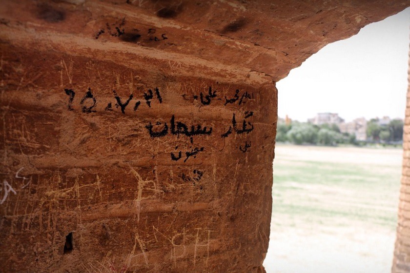 یادگاری بر تن سی و سه پل. منبع عکس صاحب نیوز. عکاس R.Shahnazari