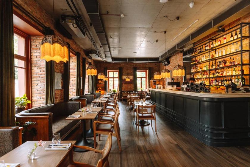  Ramada by Wyndham Tbilisi Old City Tbilisi - restaurant - bar