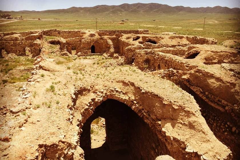 کاروانسرای سنگی آهوان. منبع عکس: گوگل مپ. عکاس: اصغر شیروانی پور فیل آبادی