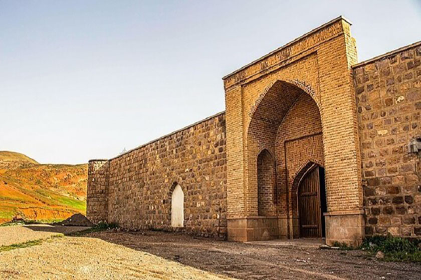 درگاه یکی از کاروانسراهای ایران. منبع عکس: وبسایت تفسیر خبر. عکاس: نامشخص