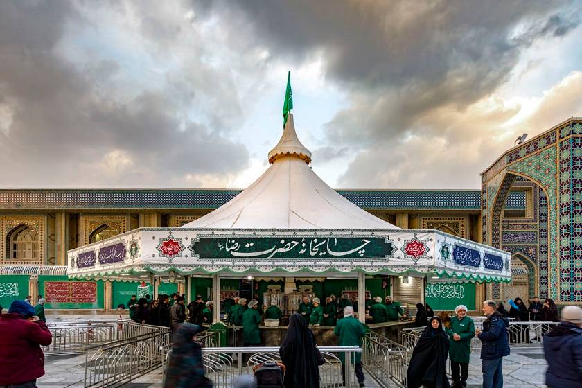  نمایی از چایخانه حضرت رضا در صحن امام حسن مجتبی (ع). منبع عکس: Omran.Razavi.Ir. عکاس: نامشخص