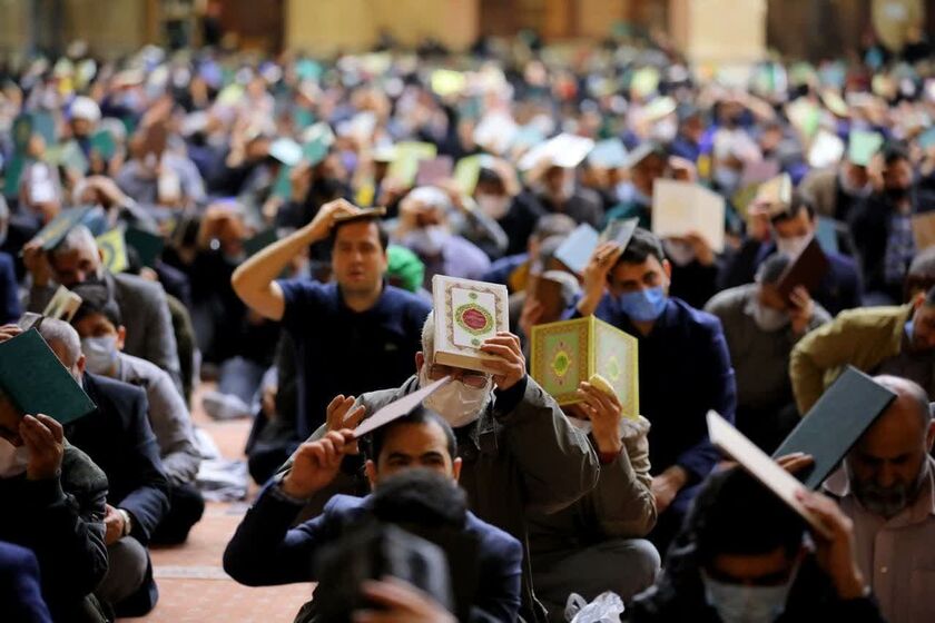 قرآن سر گرفتن در شب قدر. منبع عکس: ایرنا. عکاس: نامشخص
