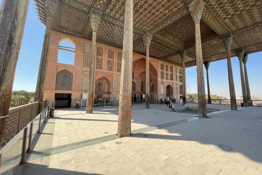 سقف زیبای ایوان عالی قاپو. منبع عکس: گوگل‌مپ. عکاس: علی اخوانی