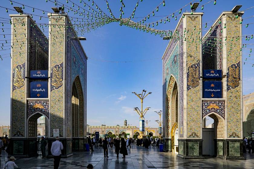 درب ورودی حرم امام رضا (ع). منبع عکس: Omran.Razavi.Ir. عکاس: نامشخص