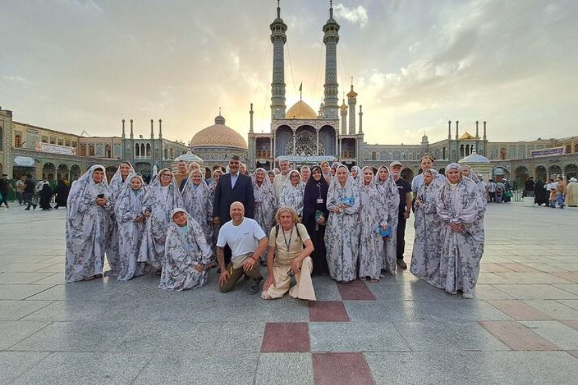 حضور ۴۰ گردشگر لهستانی در حرم حضرت معصومه (ع)