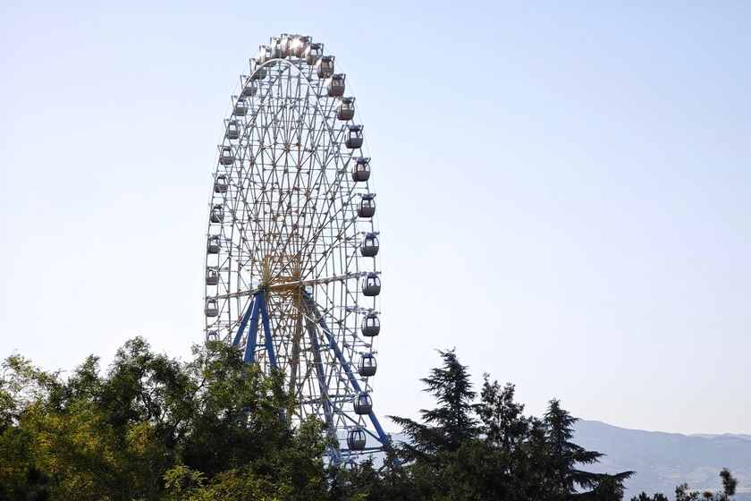 چرخ و فلک تفلیس. منبع عکس: گوگل‌مپ. عکاس: Muzaffar A