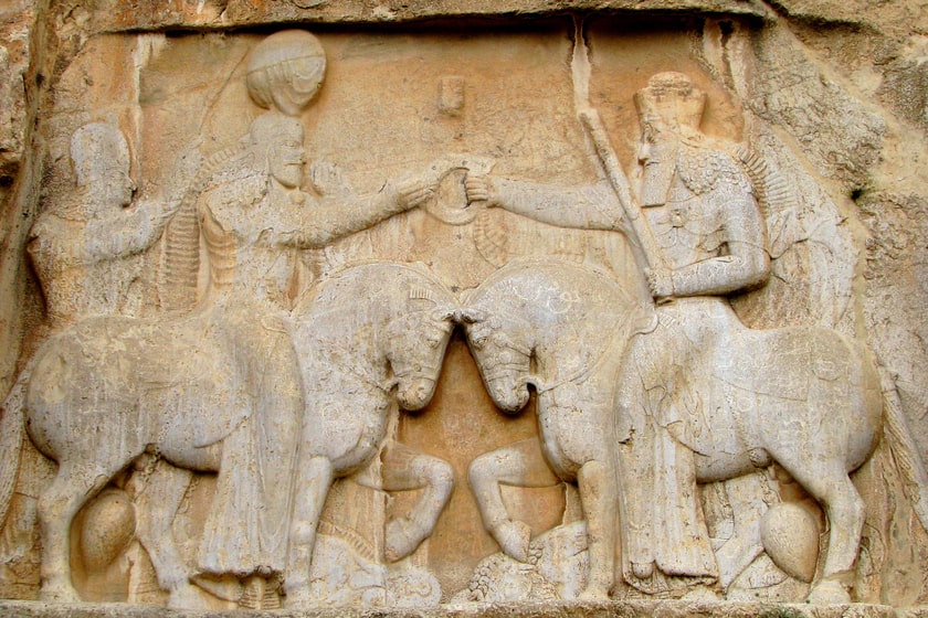 نقش برجسته تاجگذاریتاج‌گذاری اردشیر بابکان