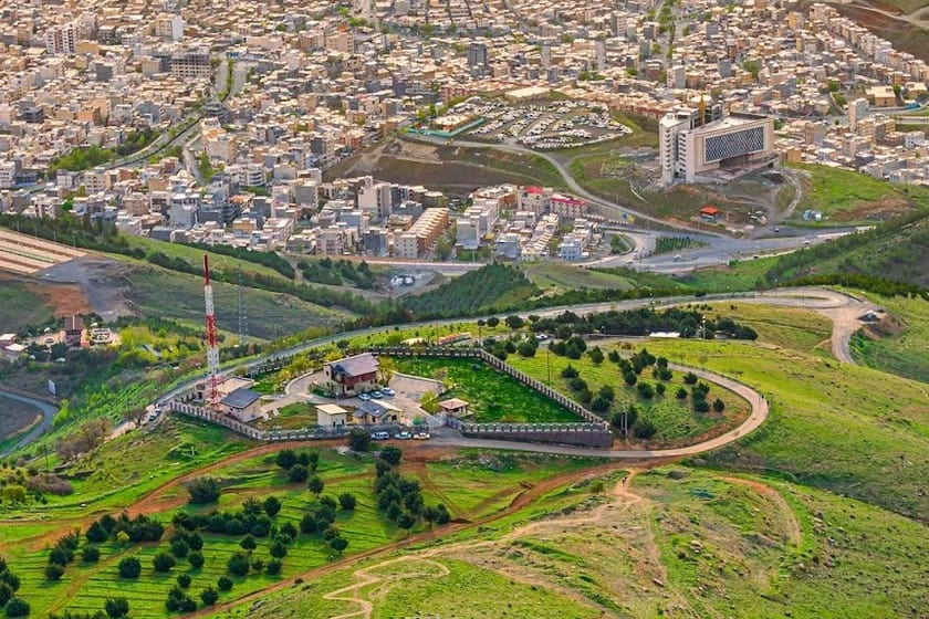 طبیعت سنندج در روز. منبع عکس: گوگل مپ. عکاس: ادیب زندی