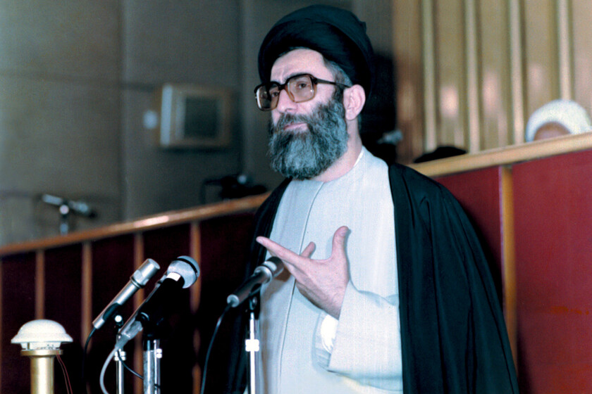 انتخاب آیت‌الله خامنه‌ای به رهبری. منبع عکس: خبرگزاری میزان. عکاس: نامشخص
