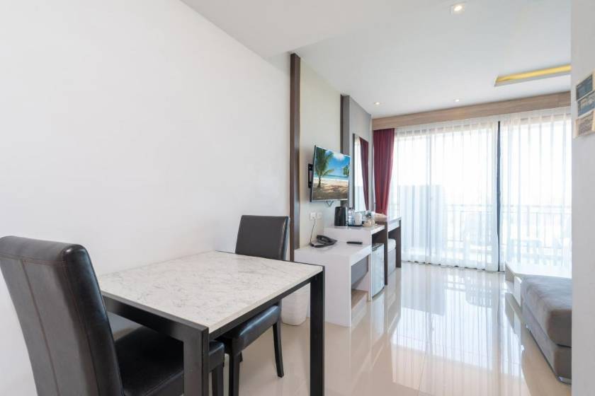 Paripas Patong Resort - Grand Suite with Balcony