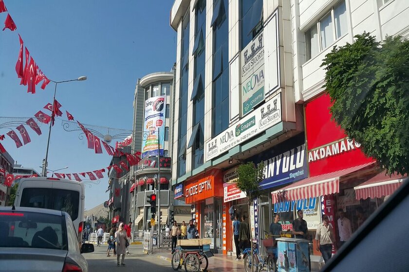 خیابان جمهوریت در روز. منبع عکس: وبسایت Tripadviser. عکاس: نامشخص