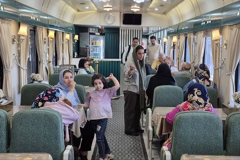 نخستین قطار گردشگری مسیر مثلث طلایی کشور وارد ایستگاه یزد شد