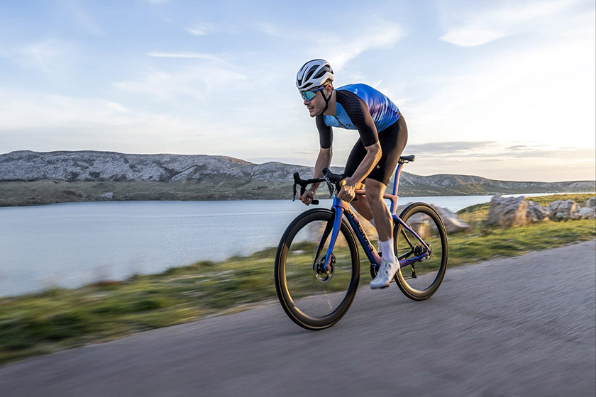 دوچرخه سواری کنار رودخانه. منبع عکس: Pinarello. عکاس: نامشخص