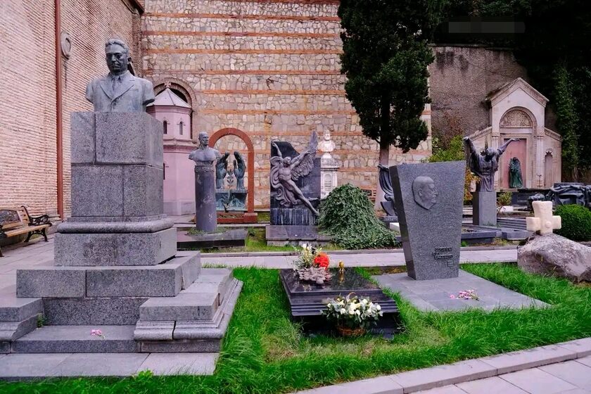 قبرستان پانتئون. منبع عکس: گوگل‌مپ. عکاس: V. Jankara