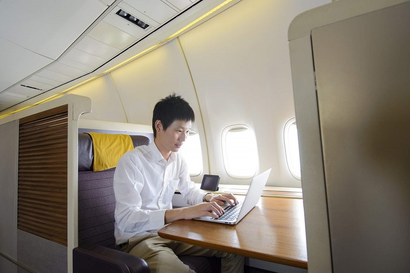 کار در هواپیما. منبع عکس: وبسایت Kayak. نام عکاس: نامشخص