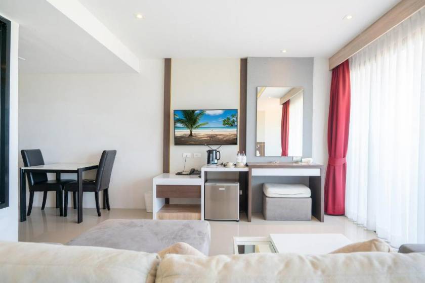 Paripas Patong Resort - Deluxe Twin Room with Balcony