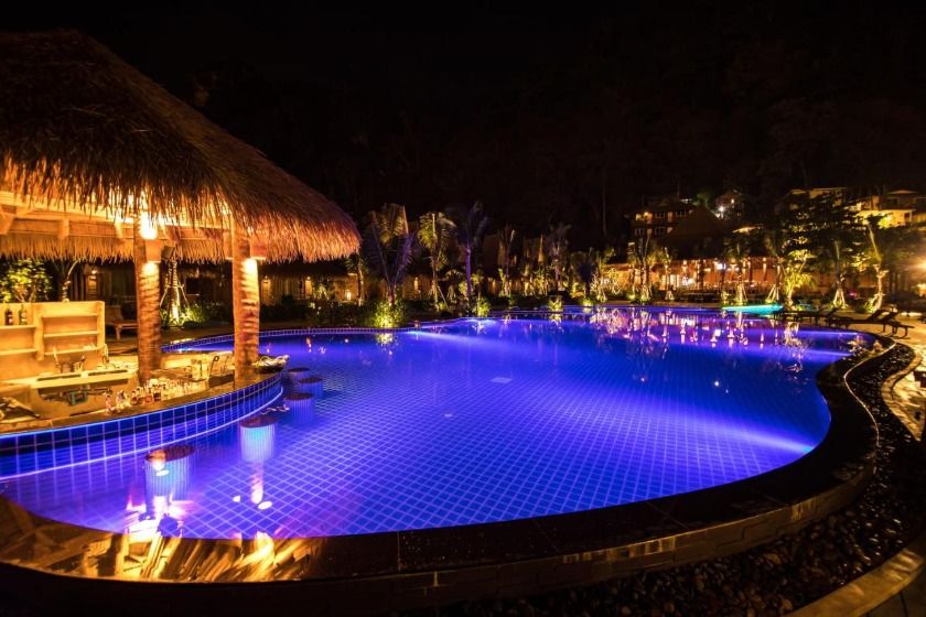  Phi Phi CoCo Beach Resort Phuket - pool bar 