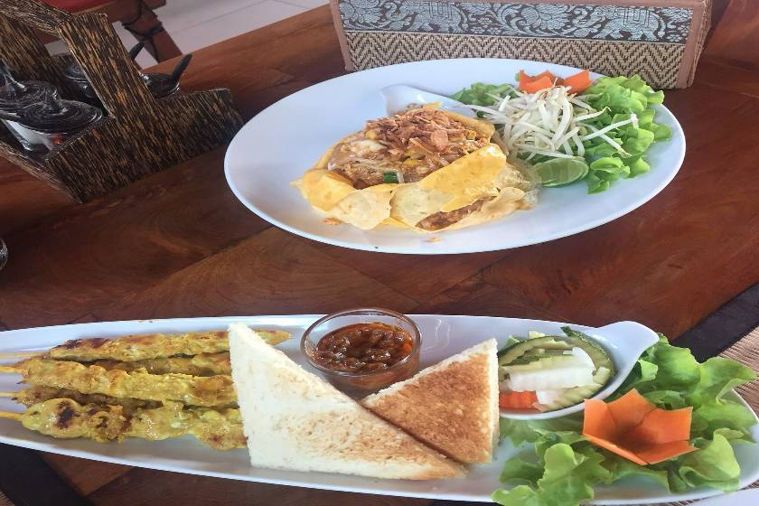 Navatara Phuket Resort - food and drink