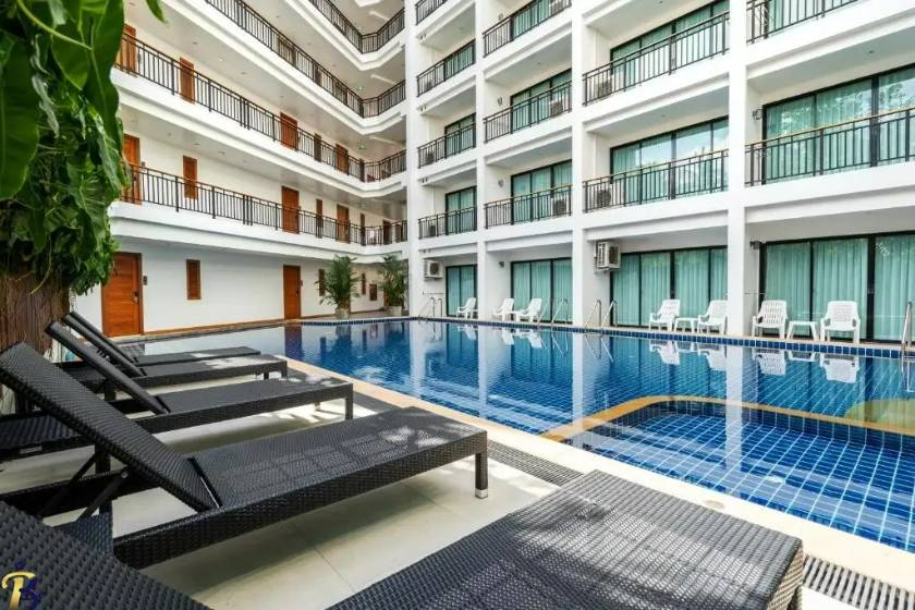 Paripas Patong Resort - facade