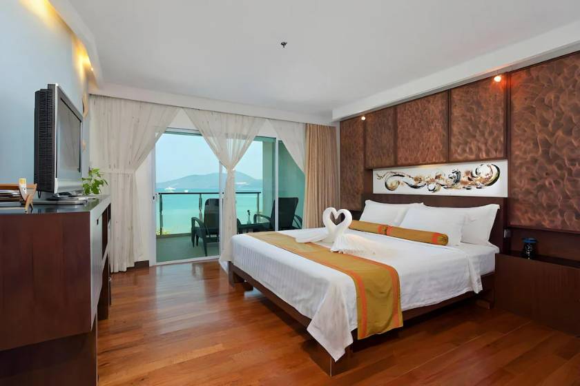 HOMM Bliss Southbeach Patong - Deluxe Suite with Sea View