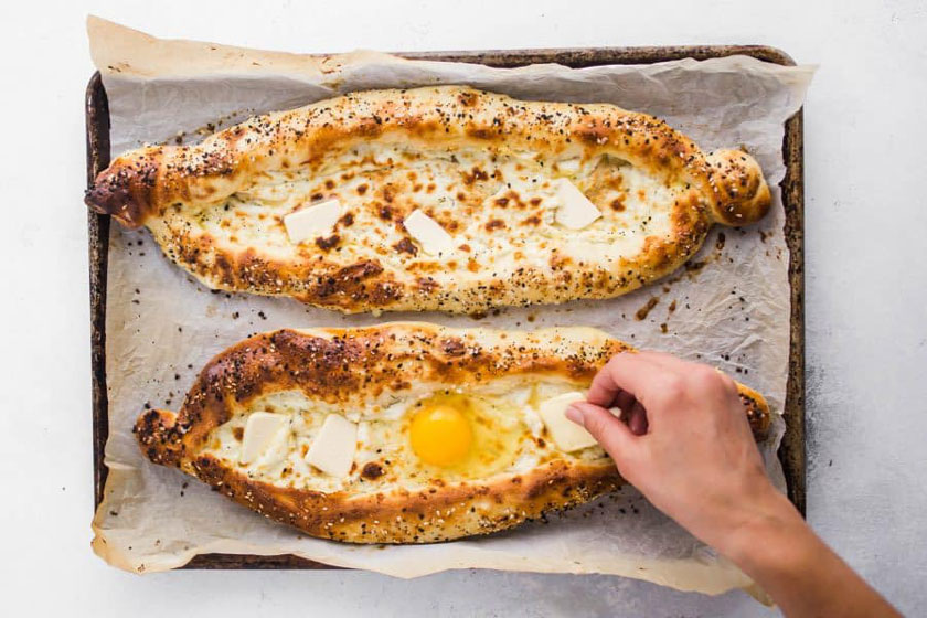 خاچاپوری تخم مرغ. منبع عکس: وبسایت Lenaskitchenblog.Com. عکاس: نامشخص