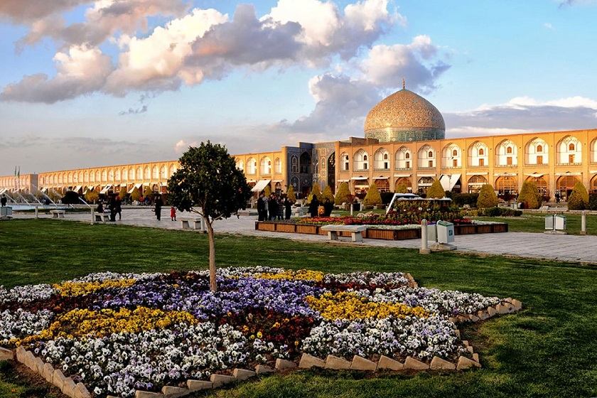 میدان نقش جهان اصفهان. منبع عکس وبسایت هتل شیخ بهایی اصفهان. عکاس نامشخص