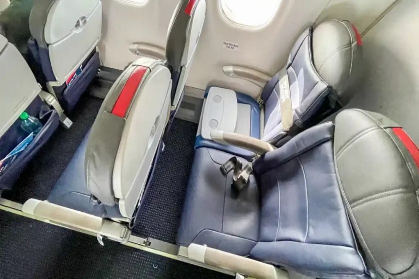 صندلی های کنار پنجره هواپیما. منبع عکس: گوگل‌مپ. عکاس: نامشخص
