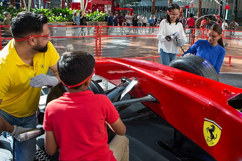 نمایش تعویض تایر. منبع عکس: وبسایت Ferrariworldabudhabi.com. عکاس: نامشخص