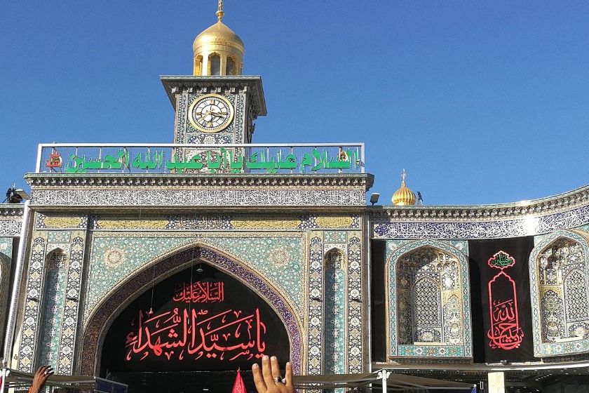 حرم امام حسین و پرچم مشکی. منبع عکس: گوگل مپ. عکاس: نامشخص