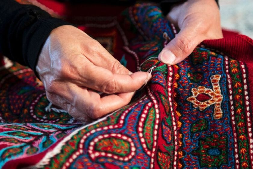 بانویی در حال پته دوزی. منبع عکس: ایرنا. عکاس: نامشخص