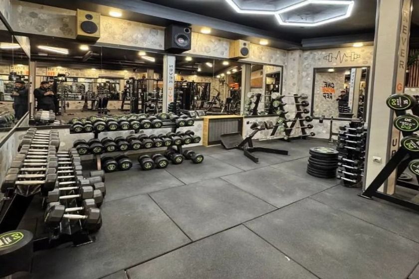 مهمانپذیر کشاورز تهران - باشگاه ورزشی