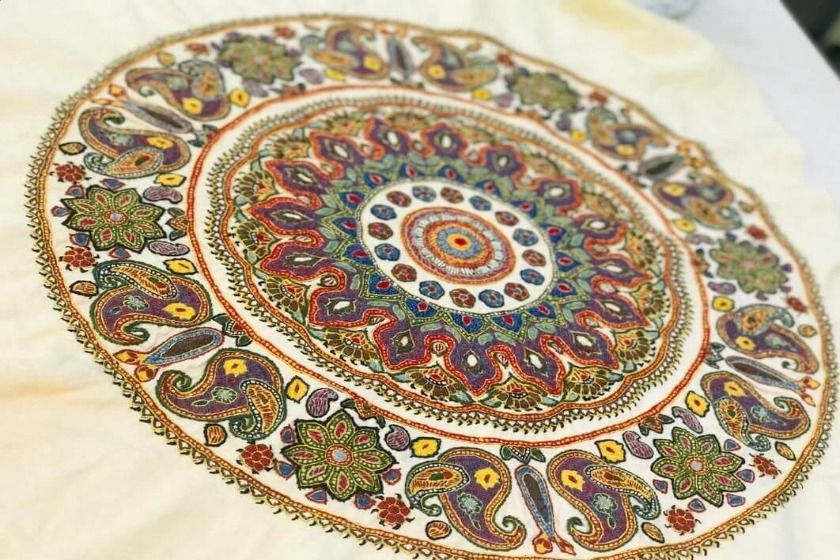 پته روی پارچه کرم. منبع عکس: ترب .عکاس: نامشخص