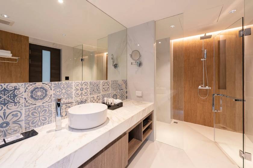 Ramada Plaza by Wyndham Chao Fah Phuket - Room type Number of guests   Deluxe King Room - Disability Access