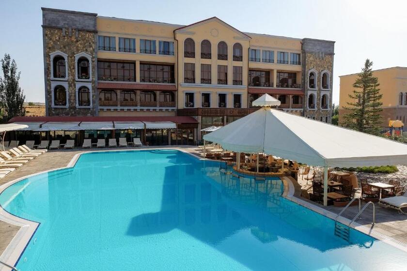 Caucasus Hotel Yerevan - facade