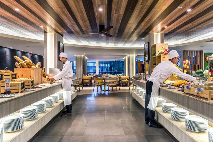 Holiday Inn Resort Phuket Karon Beach, an IHG Hotel phuket - restaurant