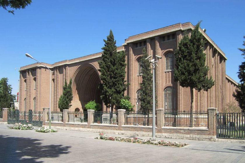 سر در بانک ملی تهران. منبع عکس: گوگل‌مپ. عکاس: Moein VF