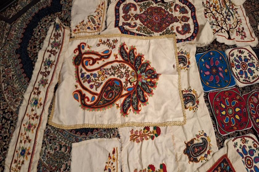 پته دوزی روی پارچه های متفاوت. منبع عکس: باشگاه خبرنگاران جوان. عکاس: نامشخص