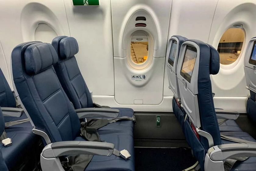 صندلی های کنار درب هواپیما. منبع عکس: گوگل‌مپ. عکاس: نامشخص