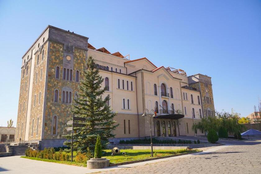 Caucasus Hotel Yerevan - facade