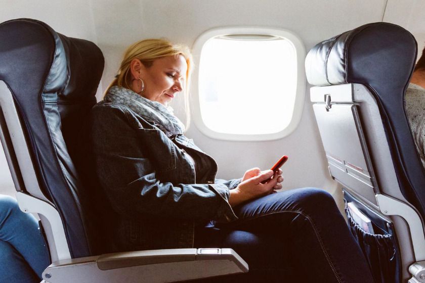 تماشای موبایل در هواپیما. منبع عکس: گوگل ‌مپ. عکاس: نامشخص